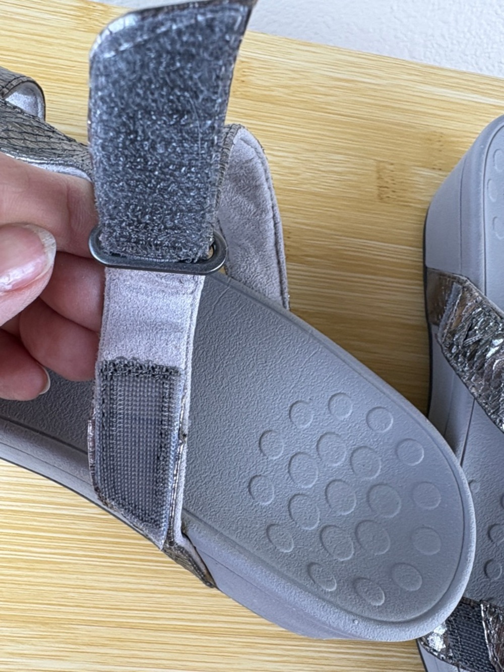 Vionic Ellie Metallic Snakeskin Adjustable Orthotic Sandals Silver Women's Size7 - Picture 4 of 11